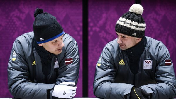 Томас и Мартинс Дукурс (Латвия) во время тренировки на санно-бобслейной трассе в Сочи. - Sputnik Latvija
