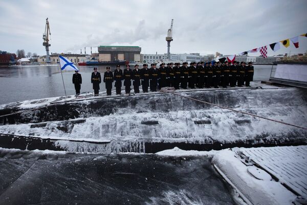 Церемония подъема Военно-морского флага на борту подводной лодки Ростов-на-Дону - Sputnik Latvija