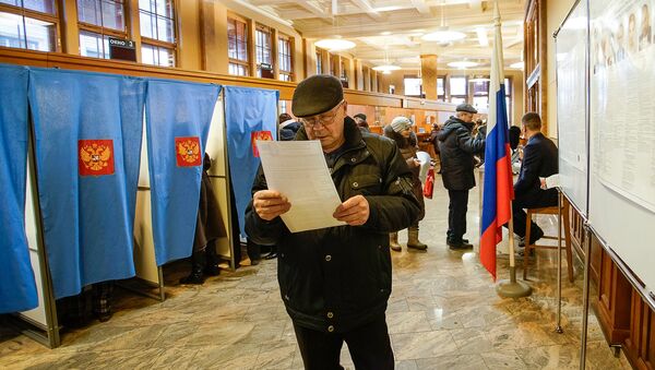 Голосование на выборах президента РФ на избирательном участке в Консульском отделе РФ в Риге - Sputnik Латвия