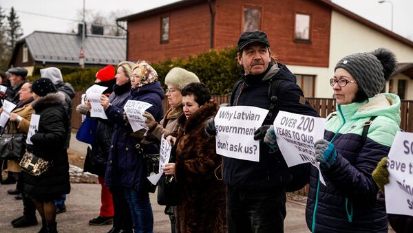 Митинг у посольства США в защиту русских школ - Sputnik Латвия
