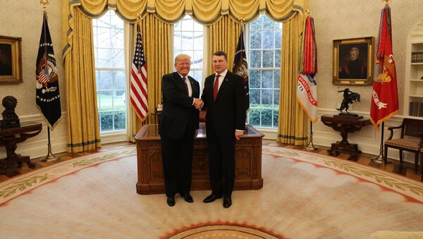 Президент Латвии Раймондс Вейонис с президентом США Дональдом Трампом в Вашингтоне - Sputnik Латвия