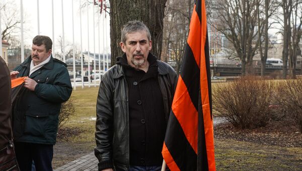 Владимир Линдерман во время Марша рассерженных родителей в Риге в знак протеста против реформы в русских школах - Sputnik Latvija