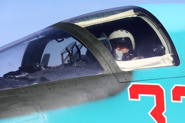 Летчик в кабине истребителя-бомбардировщика Су-34 на соревнованиях военных летчиков Авиадартс-2018 в Приморье - Sputnik Латвия