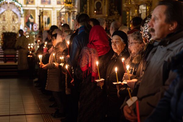 Православные христиане пришли на праздник Воскресения Христова в Христорождественский кафедральный собор в Риге - Sputnik Латвия