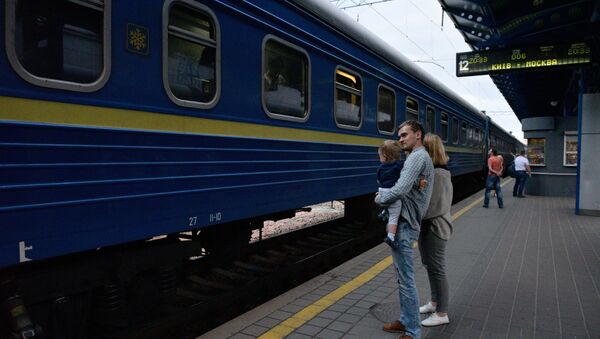 Пассажиры на перроне Центрального железнодорожного вокзала в Киеве. - Sputnik Latvija