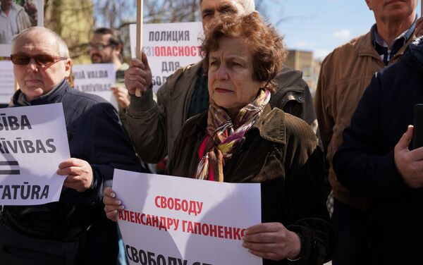 Татьяна Жданок на пикете у здания Полиции безопасности против ареста Александра Гапоненко - Sputnik Латвия