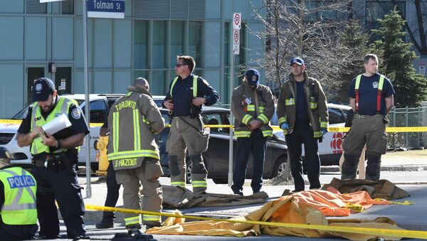 На месте инцидента с наездом фургона на пешеходов в Торонто, 23 апреля 2018 - Sputnik Латвия