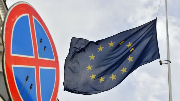 Флаг ЕС у здания представительства Европейского Союза в Москве. - Sputnik Латвия