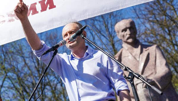 Мирослав Митрофанов выступает на первомайской демонстрации Штаба защитников русских школ в Риге - Sputnik Латвия