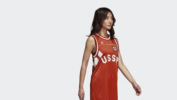 Девушка в майке с надписью USSR компании Adidas - Sputnik Latvija
