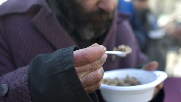 Акция по выдаче питания лицам без определенного места жительства. Архивное фото - Sputnik Латвия