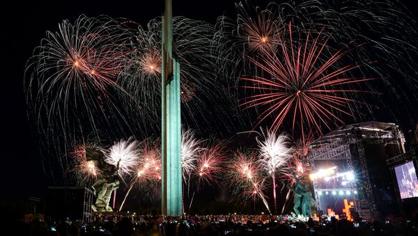 Салют 9 мая в Риге и памятник Освободителям - Sputnik Latvija