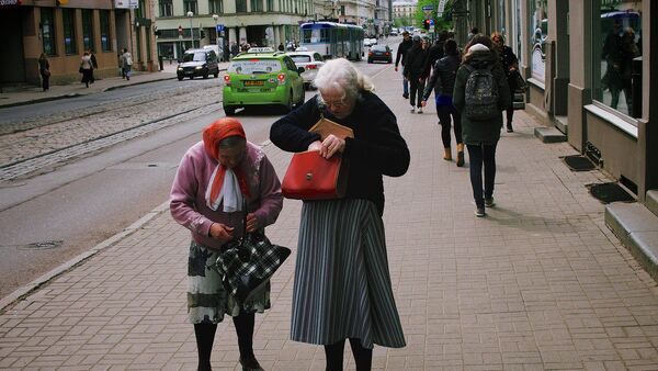 Женщины на улице в Риге - Sputnik Latvija
