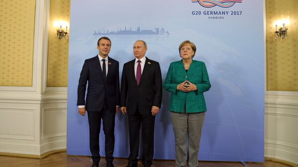 Президент Франции Эммануэль Макрон, президент РФ Владимир Путин, канцлер Германии Ангела Меркель (слева направо), архивное фото - Sputnik Латвия