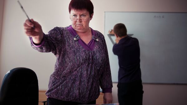 Преподаватель математики во время урока - Sputnik Латвия