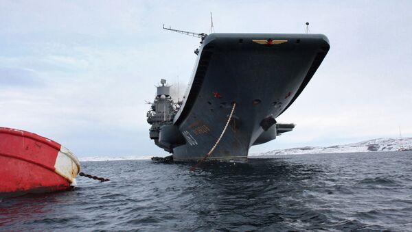 Тяжелый авианесущий крейсер (ТАВКР) Адмирал Кузнецов на рейде в порту Североморска - Sputnik Латвия