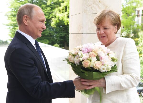 Президент РФ Владимир Путин и федеральный канцлер ФРГ Ангела Меркель во время встречи в Сочи - Sputnik Латвия