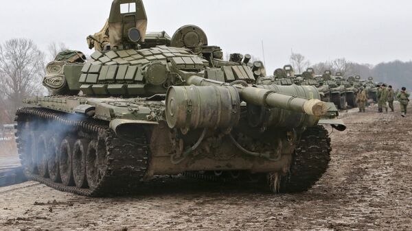 Российский танк Т-72 на учениях, архивное фото - Sputnik Латвия