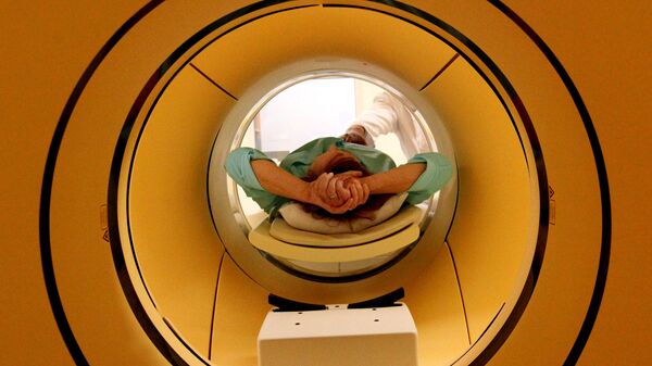 Пациент во время обследования c помощью томографа, архивное фото - Sputnik Latvija