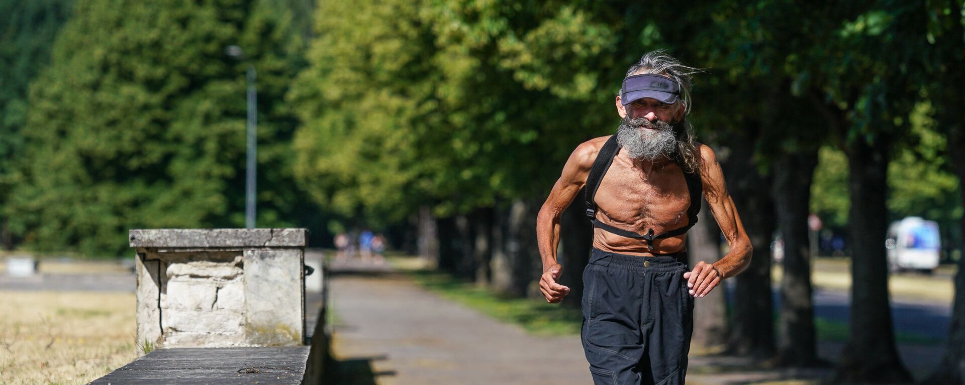 Пожилой человек бежит по парку - Sputnik Латвия, 1920, 07.04.2021