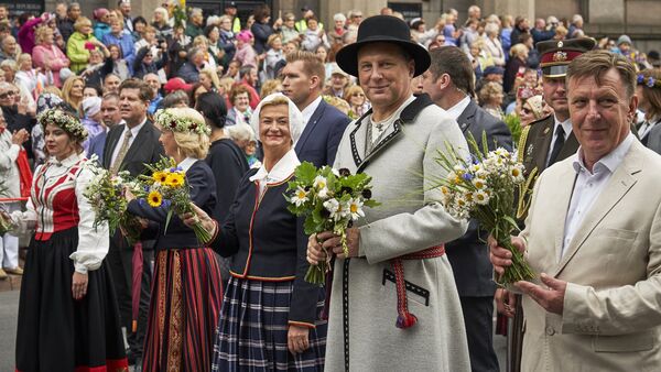 Президент Латвии Раймондс Вейонис с супругой, одетые в народные костюмы, во время шествия участников Праздника песни и танца - Sputnik Latvija