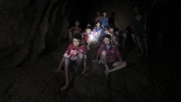 Пропавшие без вести мальчики в пещерном комплексе в провинции Мае Саи на севере Таиланда. 2 июля 2018 - Sputnik Латвия