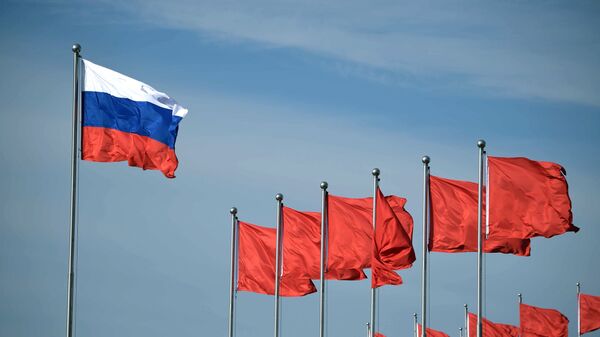 Флаг России и флаги КНР - Sputnik Latvija