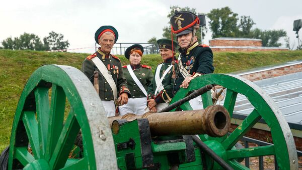 Крепостная артиллерия выведена на позиции. Традиционный фестиваль реконструкции событий 1812 года Dinaburg-1812 - Sputnik Латвия