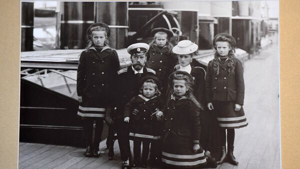 Фотография семьи Государя Императора Николая II на палубе императорской яхты Штандарт (1907 г.) в музее святой царской семьи в Екатеринбурге - Sputnik Latvija