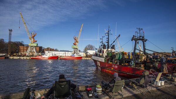 Рыбаки в порту Лиепаи. - Sputnik Латвия