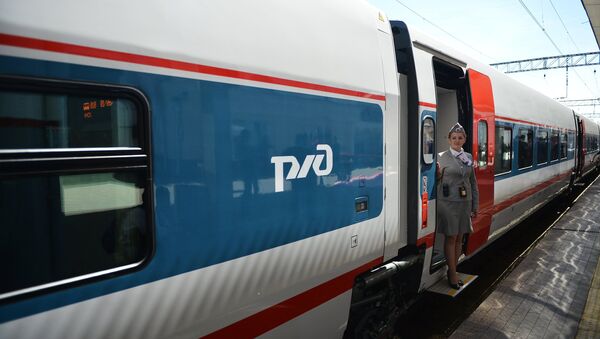 Проводник на подножке вагона поезда - Sputnik Латвия