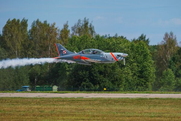 Проход над взлетно-посадочной полосой самолета PZL-130 польской пилотажной группы Орлик - Sputnik Латвия