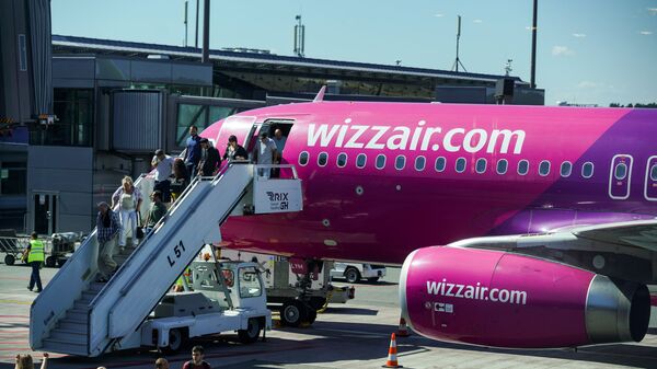 Пассажиры выходят из самолета Wizz Air в аэропорту Рига - Sputnik Латвия