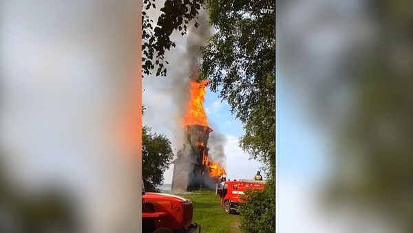 Огонь полностью уничтожил храм XVIII века в Карелии - Sputnik Латвия