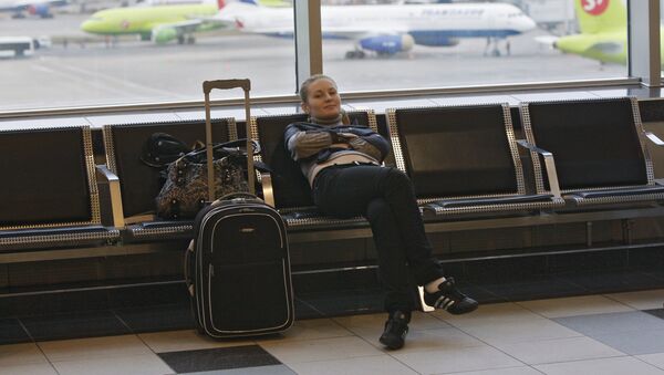 Пассажир с багажом в зале ожидания аэровокзала - Sputnik Latvija