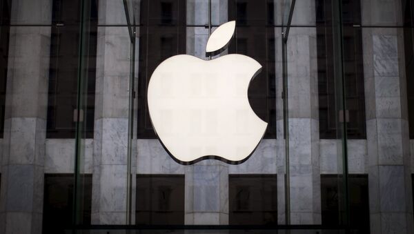 Логотип компании Apple над входом в магазинн 5-й Авеню в Нью-Йорке - Sputnik Latvija