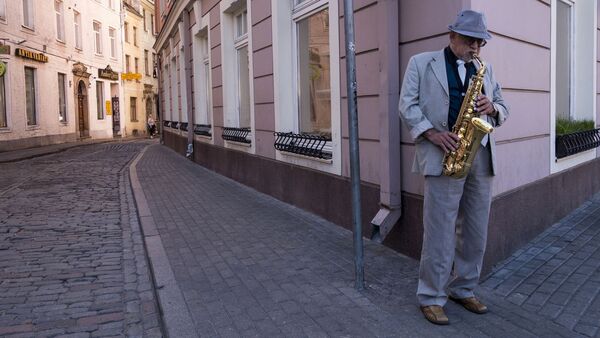 Уличный музыкант на улицах Старой Риги - Sputnik Латвия
