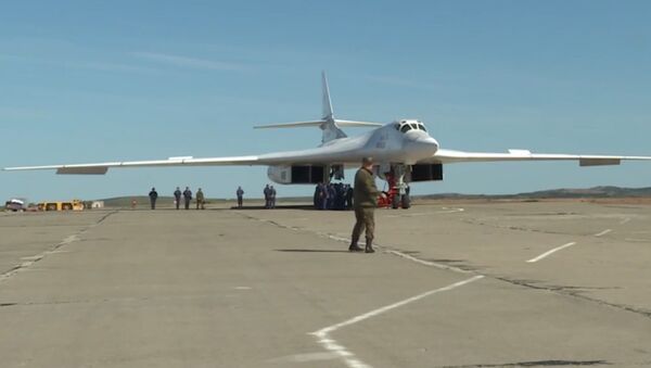 Ракетоносцы Ту-160 впервые приземлились на Чукотке - Sputnik Латвия