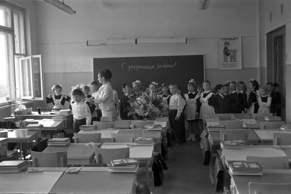Первый урок первоклассников - знакомство со школой, 1971 год - Sputnik Латвия