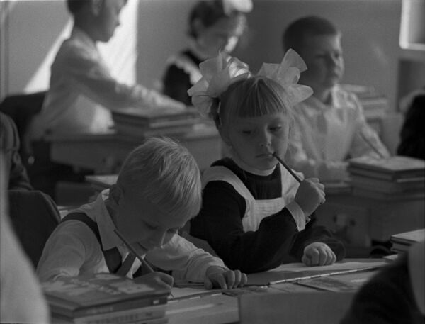 Первоклассники на уроке рисования, 1971 - Sputnik Латвия