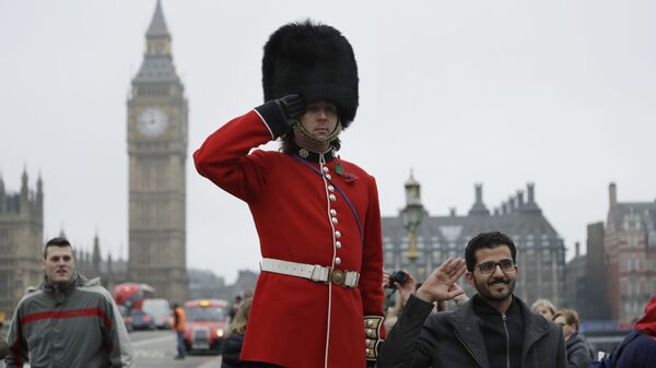 Гвардеец позирует для фото с туристами в Лондоне - Sputnik Latvija