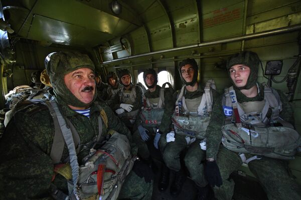 Воспитанники Уссурийского суворовского военного училища на борту самолета Ан-2 перед прыжком с парашютом - Sputnik Латвия