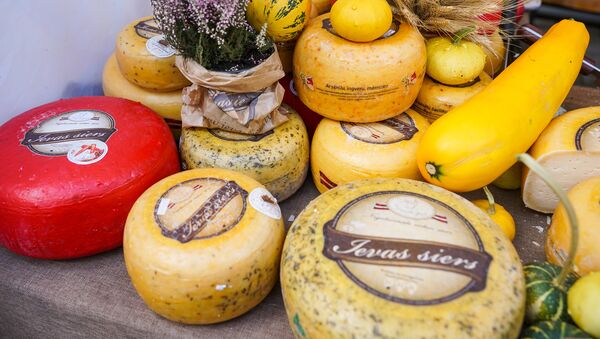 Латвийский твердый сыр уже несколько лет одна из обязательных покупок туристов в Латвии - Sputnik Latvija