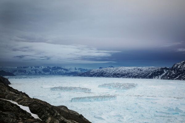 Aisbergs Sermilika fjordā pēc atdalīšanās no Helheima ledājā Grenlandē - Sputnik Latvija
