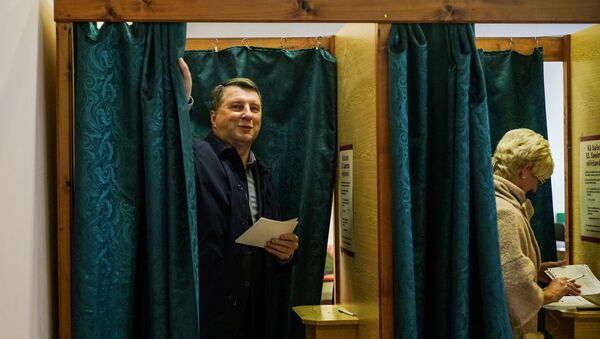 Президент Латвии Раймондс Вейонис с супругой голосуют на избирательном участке - Sputnik Латвия