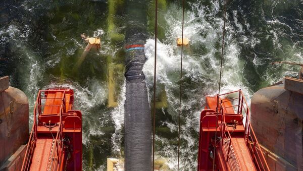 Укладка труб газопровода Северный поток — 2 в Балтийском море. 15 октября 2018 года - Sputnik Латвия