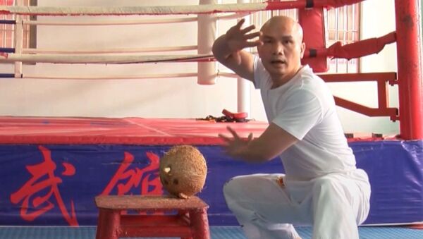 Мастер кунг-фу разбивает кокосы ладонью - видео - Sputnik Латвия