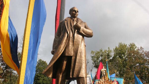 Памятник лидеру Организации украинских националистов (ОУН) Степану Бандере во Львове - Sputnik Латвия