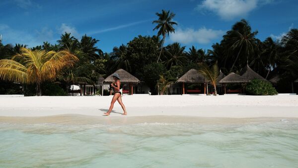 Девушка идет по пляжу одного из Мальдивских островов - Sputnik Latvija