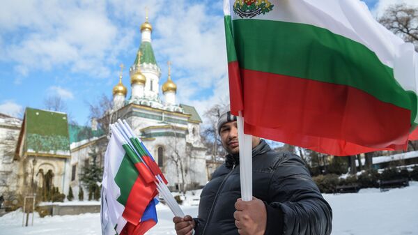 Человек с флагом Болгарии, архивное фото - Sputnik Латвия
